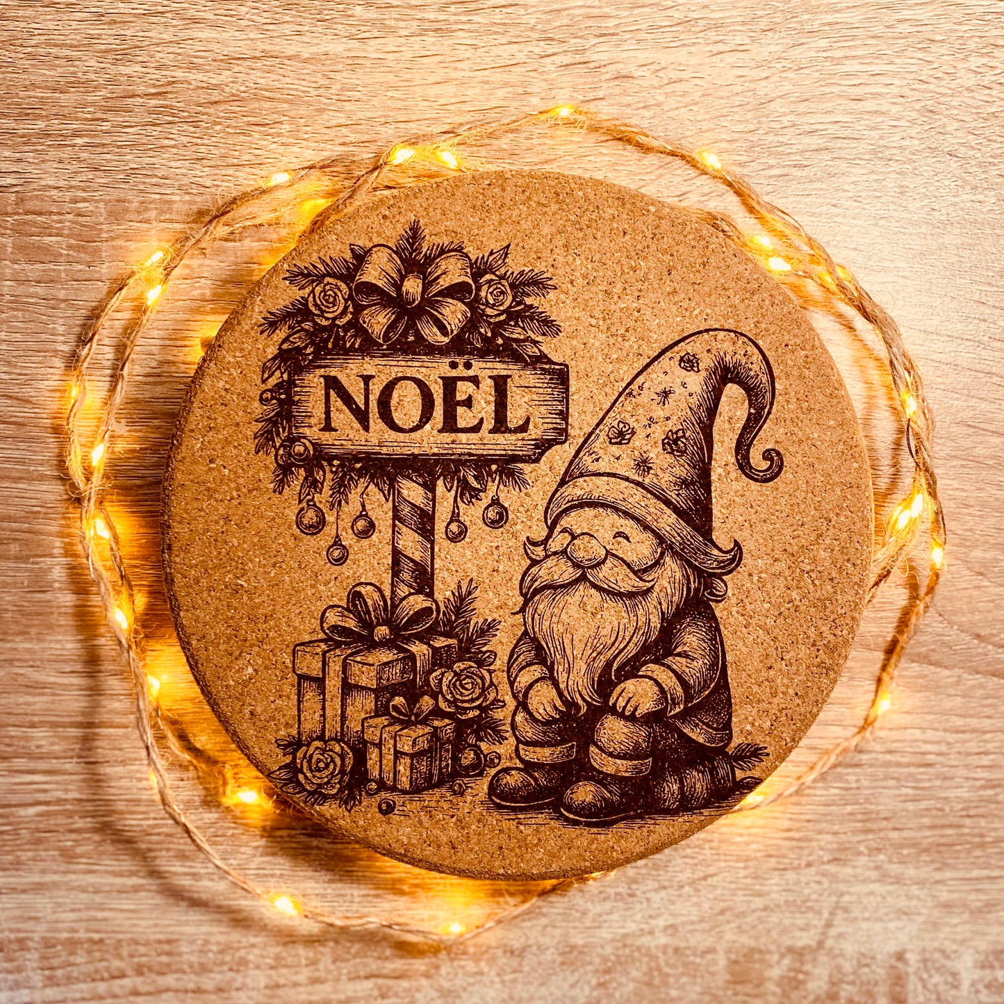 NOËL | Dessous de plat en liège 19 cm | Motif Gnome Noël | Grav' & Vous