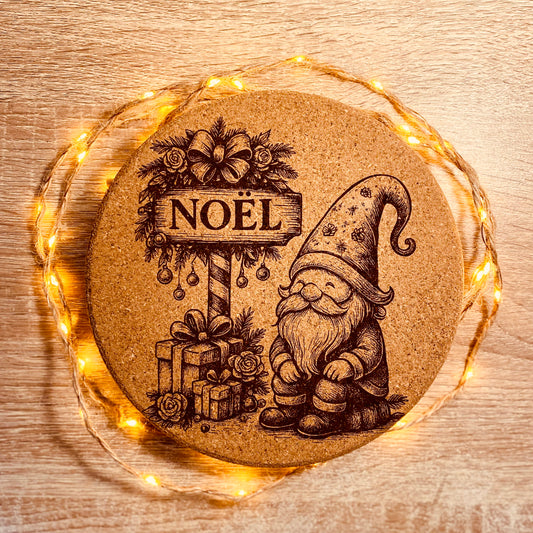 NOËL | Dessous de plat en liège 19 cm | Motif Gnome Noël | Grav' & Vous