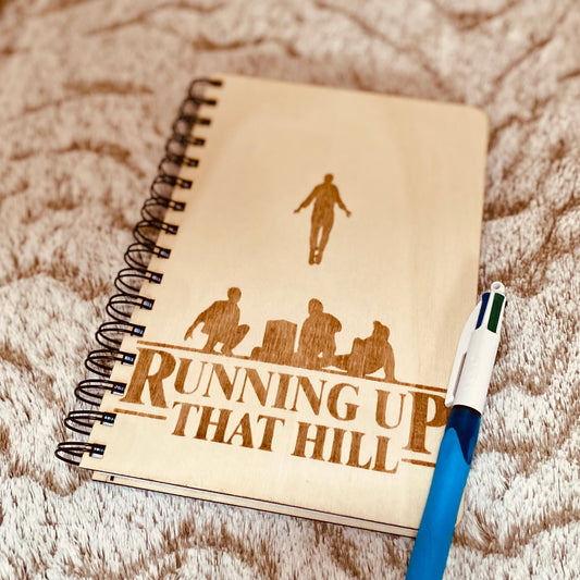 Carnet A5 en Bois – “Running Up That Hill” - Grav' & Vous