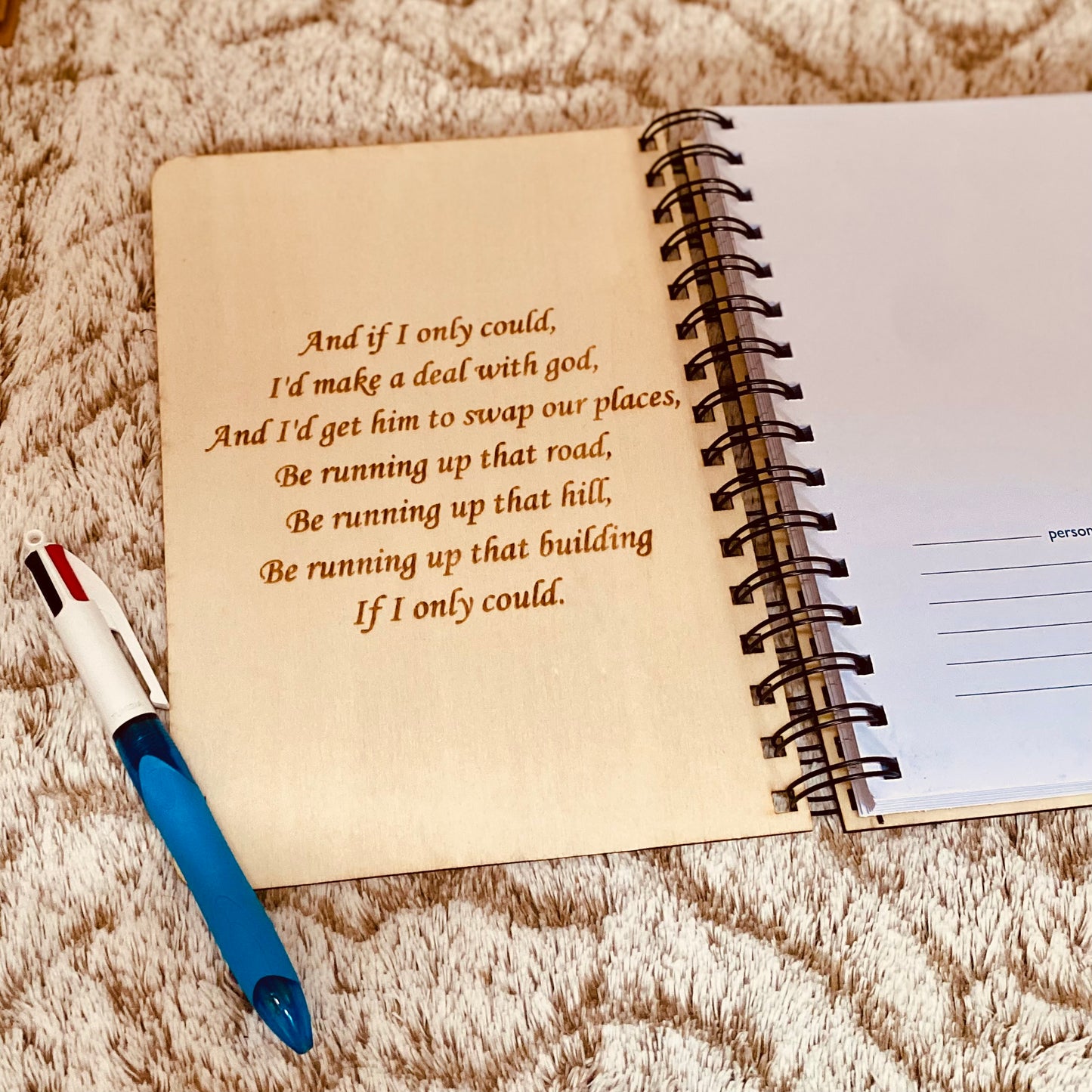 Carnet A5 en Bois – “Running Up That Hill” - Grav' & Vous