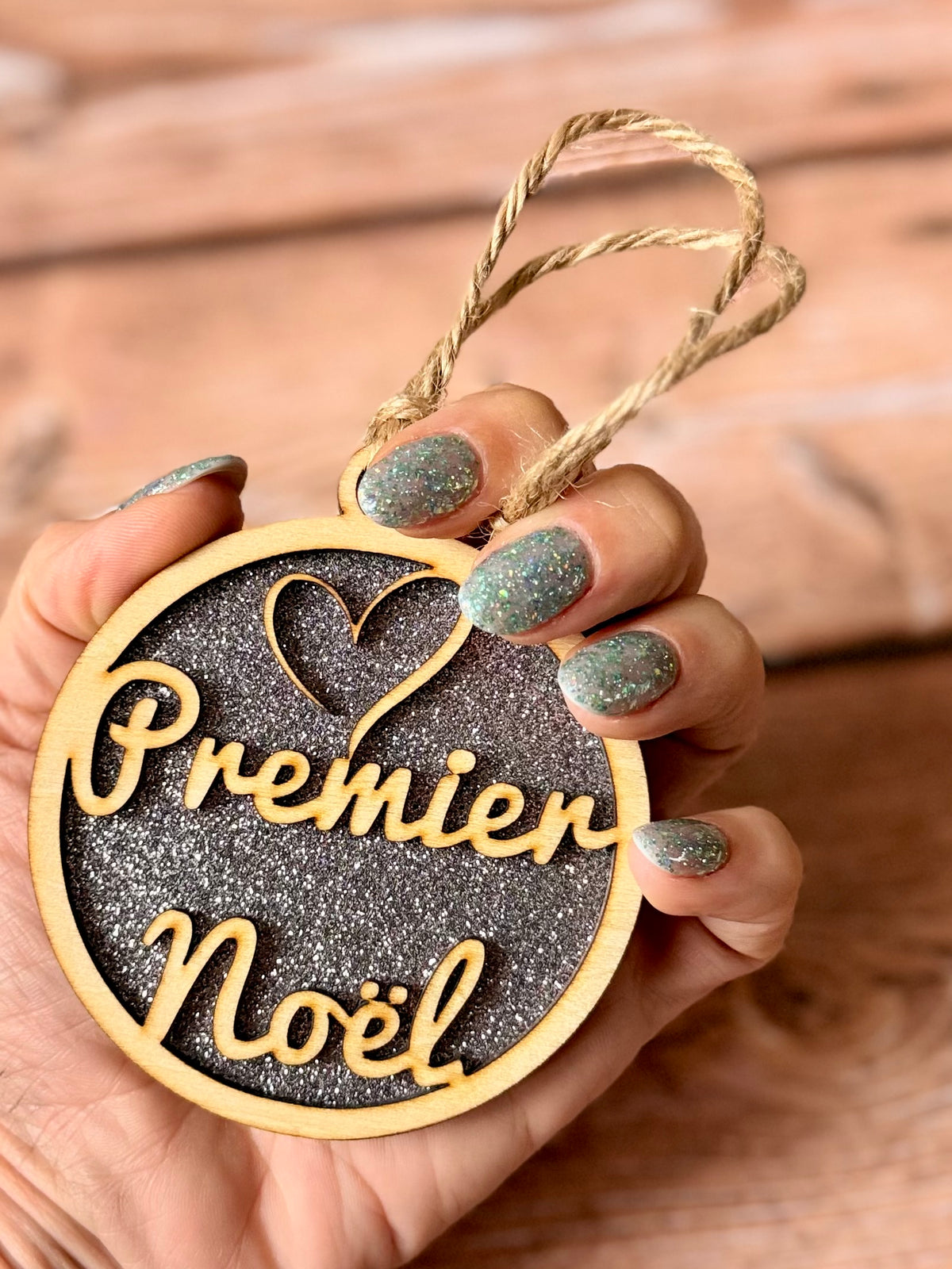 Boule de Noël « Premier Noël » en bois pailleté | Grav' & Vous