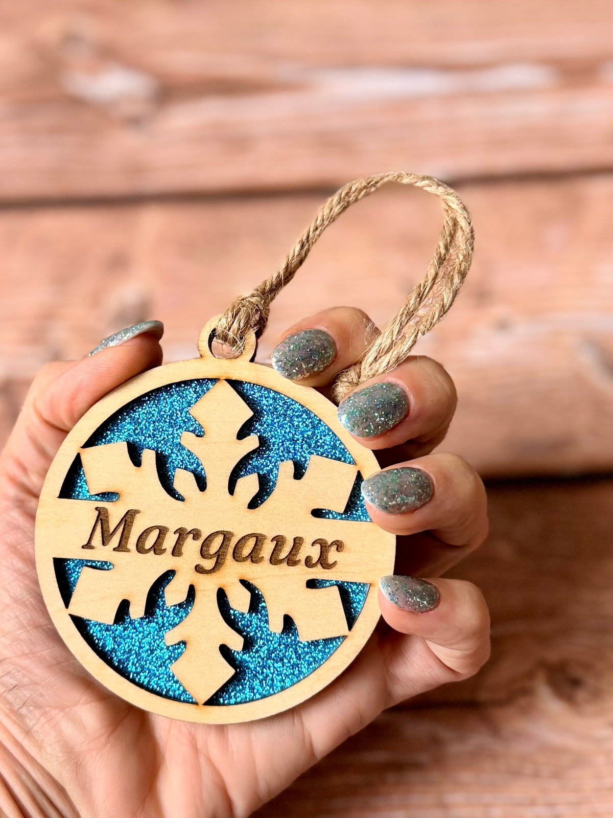Boule de Noël personnalisée avec prénom en bois et pailleté | Grav' & Vous